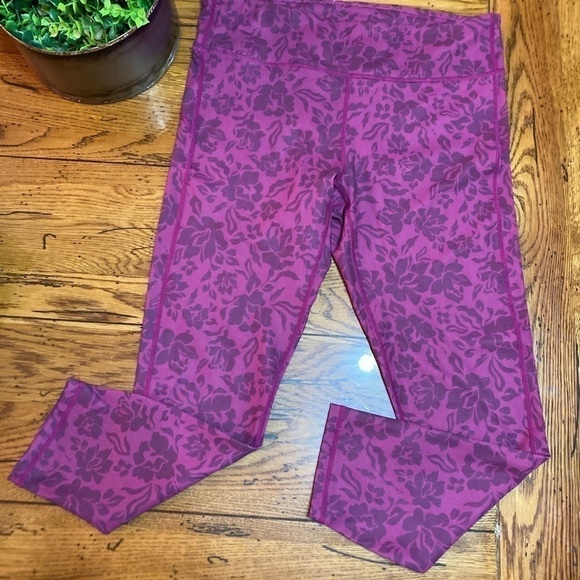 Fabletics Mid Rise Printed Primrose Raspberry Pureluxe Capri Leggings M - Picture 3 of 10